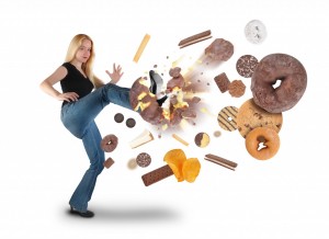 Slankekur - kvinde sparker til donuts og andre kager
