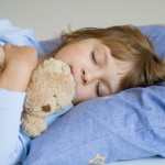 barn sover med bamse
