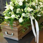 Kiste med flot blomsterdekoration - begravelse
