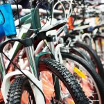 10 cykler på række i en cykelhandler på østerbro